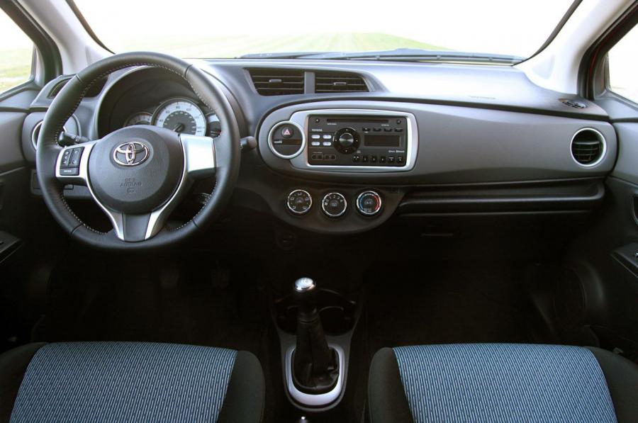  Toyota Yaris SE 2012 года  (фото 23 из 33)